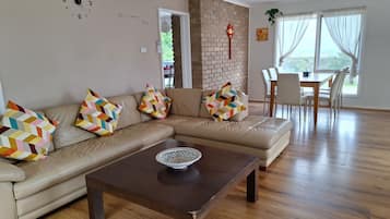 Smart TV, chimenea, tenis de mesa y libros