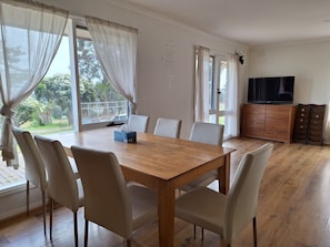 Dining - Auyea Farm 3 BR Entire House with Table Tennis - 7 Minutes to Gumbuya World! (Tynong North)