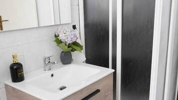 Doccia, asciugacapelli, bidet, asciugamani