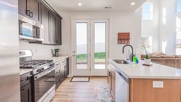 冷蔵庫、電子レンジ、オーブン、コンロ