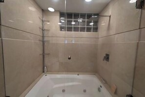Shower, hair dryer - Spacious Polanco Luxury 5BR Apt- Patios & Jacuzzi (Ciudad de MÃ©xico)