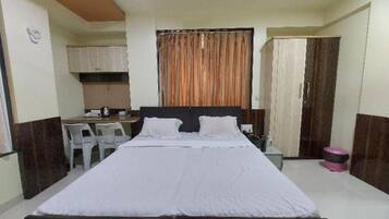 Deluxe Double Room, Multiple Bedrooms, City View | Free WiFi, bed sheets