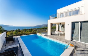 Een verwarmd zwembad