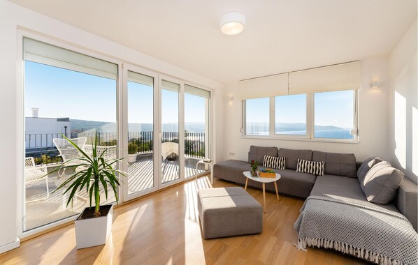 Smart-tv en een tafeltennistafel