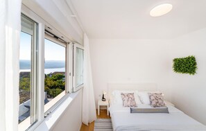3 habitaciones, tabla de planchar con plancha y cuna de viaje 