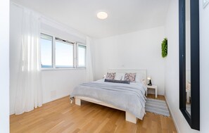 3 habitaciones, tabla de planchar con plancha y cuna de viaje 