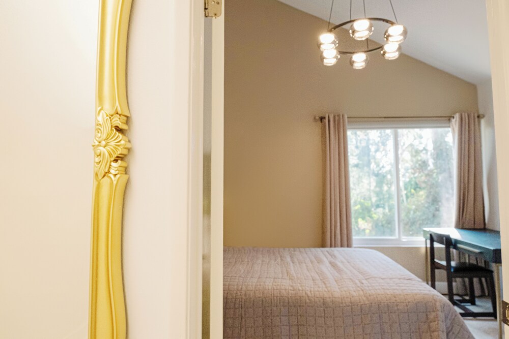 Artist’s Home with a Prime Location and Forest View Lake Forest Vrbo