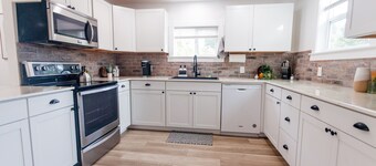 Modern & Spacious 4-bedroom Home 15 min to U of O, 11 min from Airport