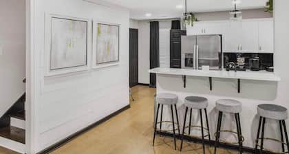 EV Charger - Family Friendly - Close to Downtown