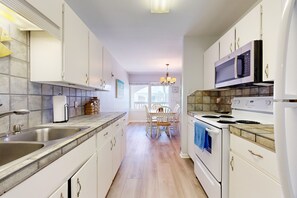 冷蔵庫、電子レンジ、オーブン、コンロ