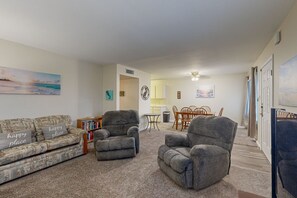 TV - Beach Access Across the Street, Shared Heated Pool, Pet Friendly (Corpus Christi)