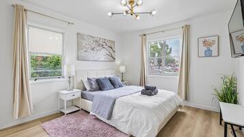 3 bedrooms, iron/ironing board, WiFi, bed sheets