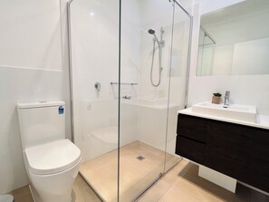 Dusche, Haartrockner, Handtücher, Shampoo