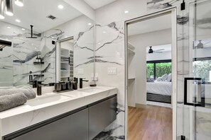 2 soveværelser, skrivebord, strygejern/strygebræt, weekendseng