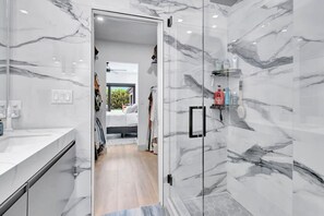 Hair dryer, towels, soap, shampoo - Lovely 2BR 2BA Modern Flat w/ Vibrant Backyard (Fort Lauderdale)