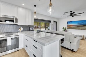 Een koelkast, een magnetron, een oven, een kookplaat