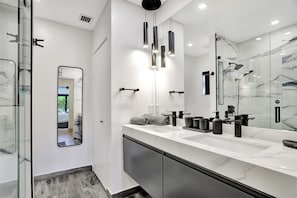 Haartrockner, Handtücher, Seife, Shampoo