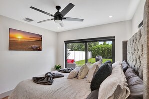 3 slaapkamers, een bureau, een strijkplank/strijkijzer, reisbedje