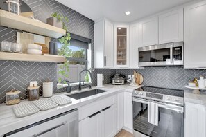 Køleskab, mikrobølgeovn, ovn, kogeplade