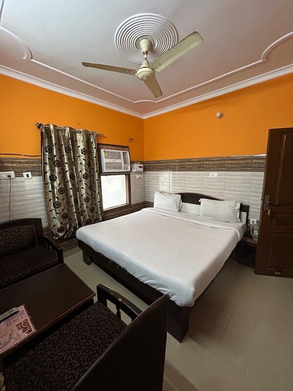 Free WiFi, bed sheets