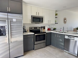 Kjøleskap, mikrobølgeovn, ovn og kokeplater