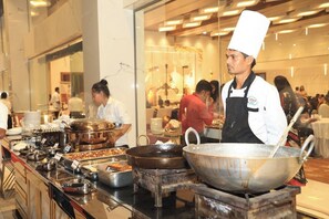 Un buffet con diversi piatti e attrezzature da cucina.
