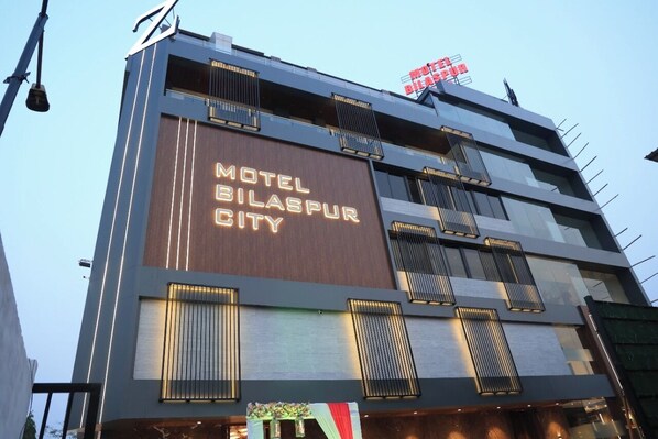 Un edificio moderno con il cartello "Motel Bilaspur City" ben visibile.