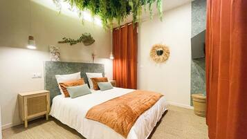 1 slaapkamer, een bureau, een strijkplank/strijkijzer, reisbedje