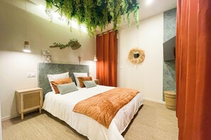 1 quarto, escrivaninha, ferros/tábuas de passar roupa, berço de viagem