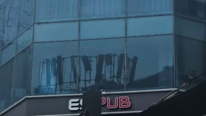 A building with a sign that reads "HOTEL PIZZA" and "PIZZA & PUB 7F". - JINGOM STAY HOTEL (Seoul)