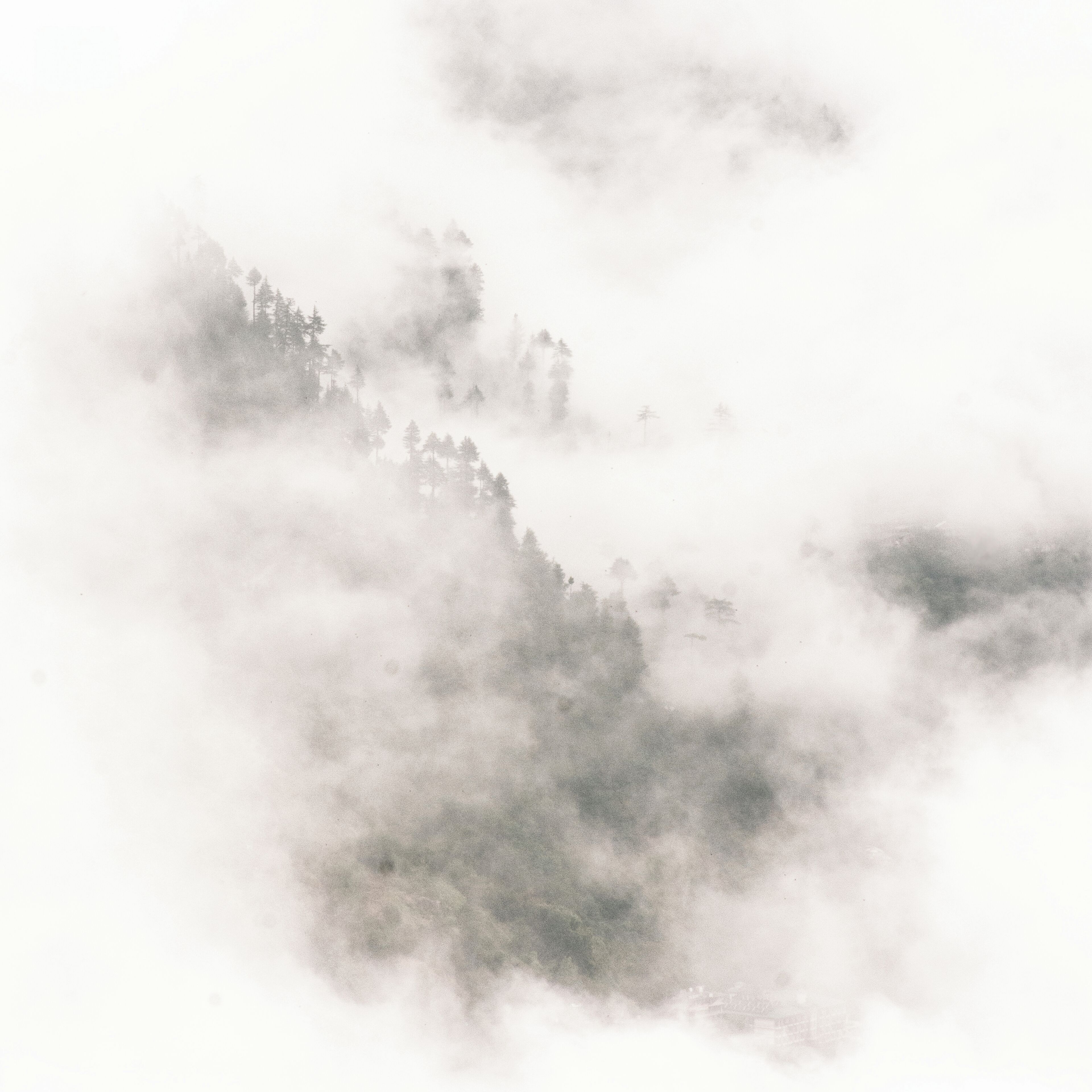Eine Berglandschaft, teilweise im Nebel verborgen.