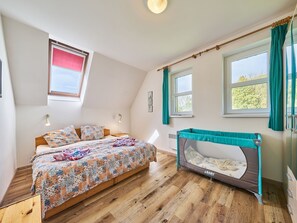 3 bedrooms, desk, Internet