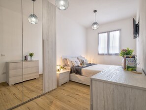 2 bedrooms, iron/ironing board, WiFi