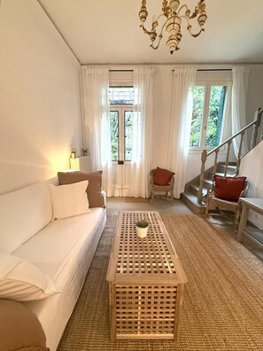 Smart TV, fireplace - Charming 2BR Apt near Padova, with outdoor dining patio and free car park (Sant'Agostino)