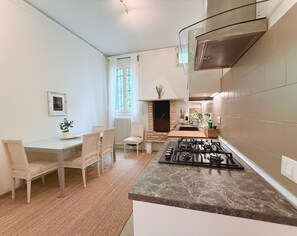 Fridge, microwave, oven, stovetop - Charming 2BR Apt near Padova, with outdoor dining patio and free car park (Sant'Agostino)