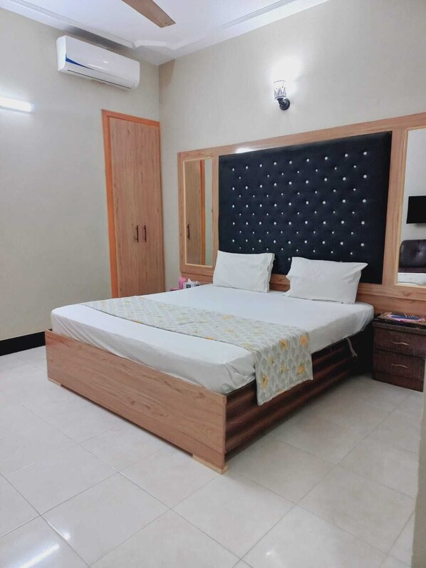 Minibar, bed sheets