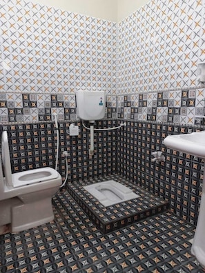 Dusche, HandtĂŒcher, Seife, Shampoo