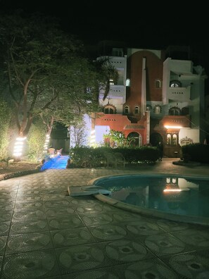 Una piscina al aire libre