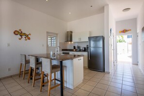 Micro-ondes, plaque de cuisson, lave-vaisselle, cafetière/bouilloire