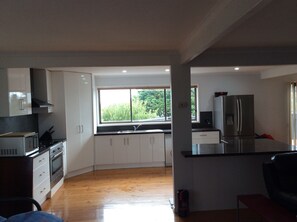 Batterie de cuisine, vaisselle et ustensiles, épices