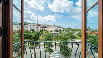 Habitación Deluxe, balcón | Área de sala de estar | Smart TV