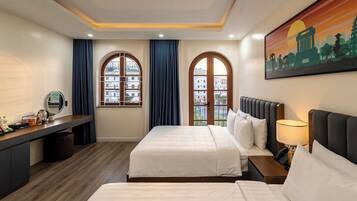 Habitación cuádruple familiar | Ropa de cama de alta calidad y caja de seguridad en la habitación