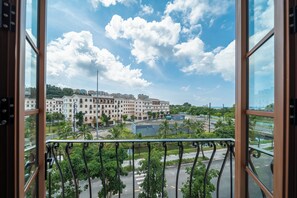 高档床上用品、客房内保险箱、办公桌、遮光窗帘