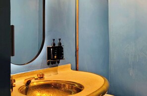 Ducha, secador de pelo, toallas