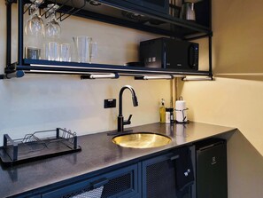 Refrigerador, microondas, placa de cocina, cafetera/tetera