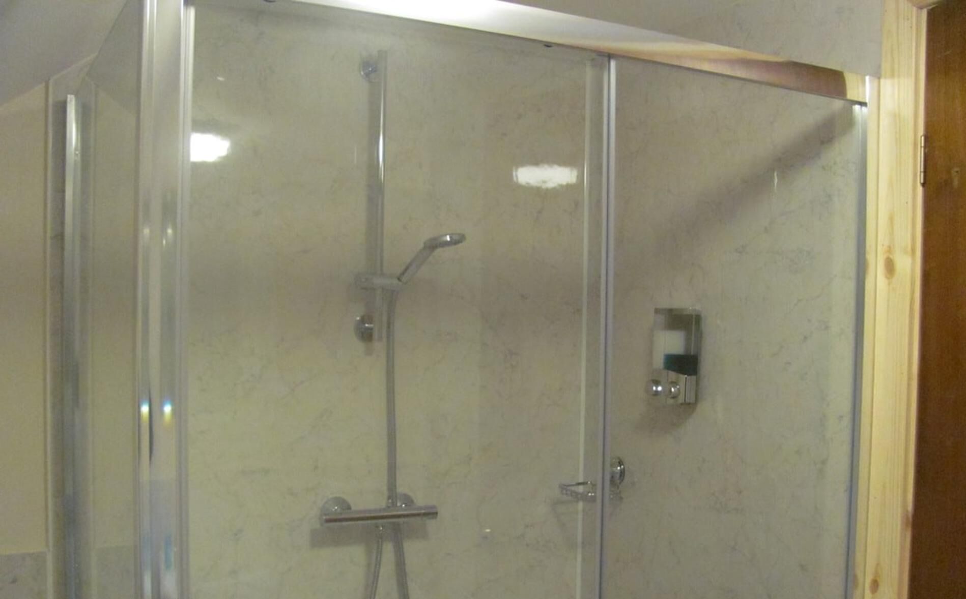 Douche, serviettes fournies