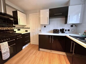 Kjøleskap, mikrobølgeovn, ovn og kokeplater