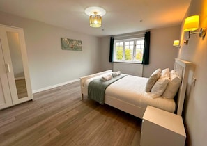 4 bedrooms, iron/ironing board, WiFi, bed sheets