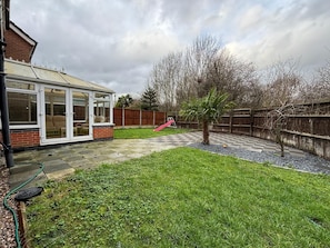 Terrace/patio - Spacious 4 Bed House with parking in Wolverhampton (Wolverhampton)