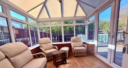 Spacious 4 Bed House with parking in Wolverhampton